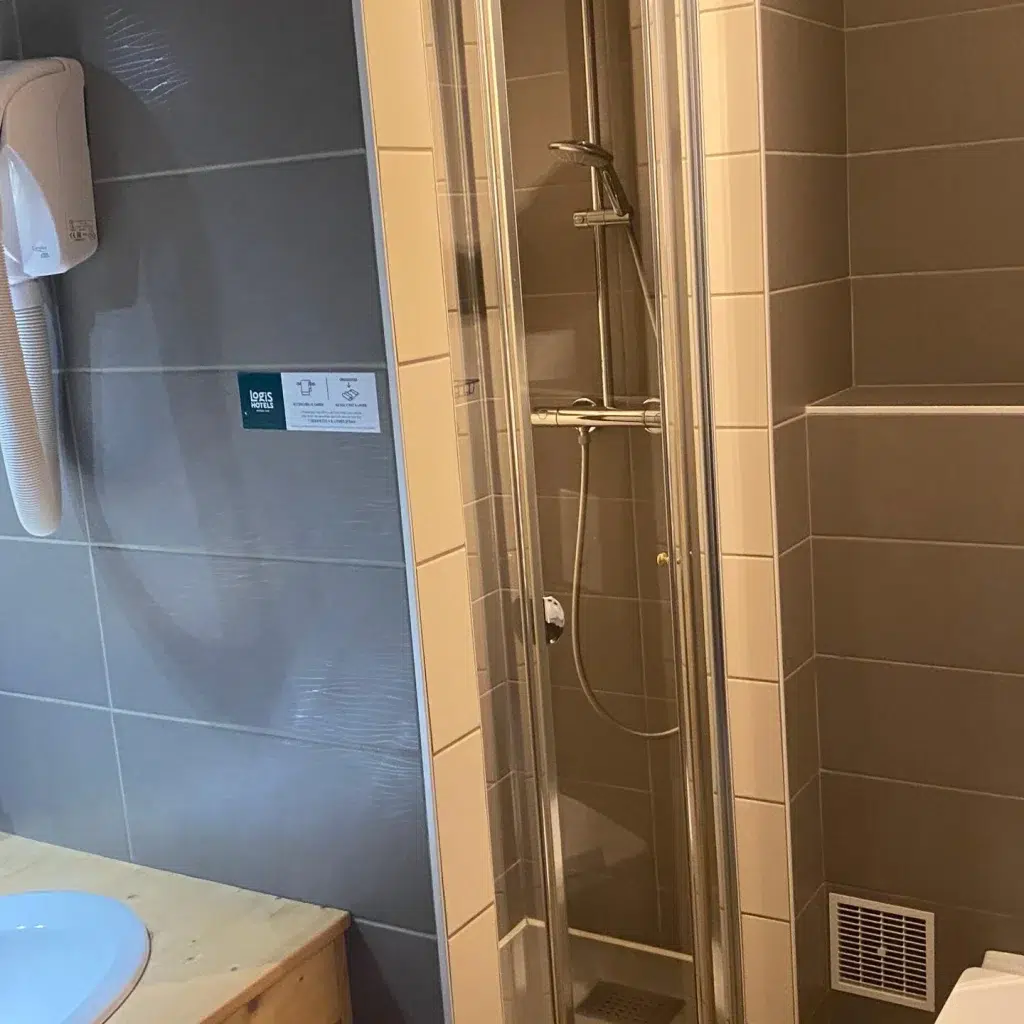 logis auberge du herisson salle de bains chaux du dombief 572553