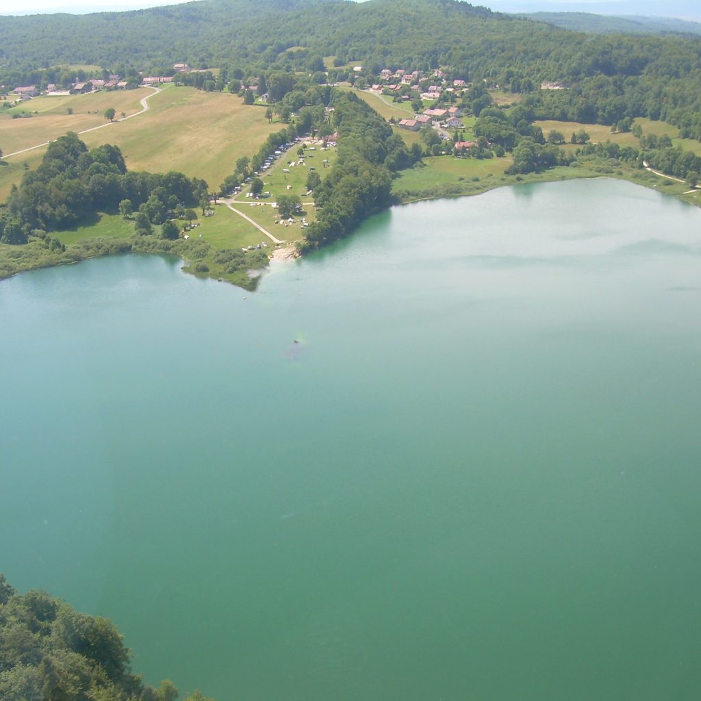 vue aérienne du lac de Narlay